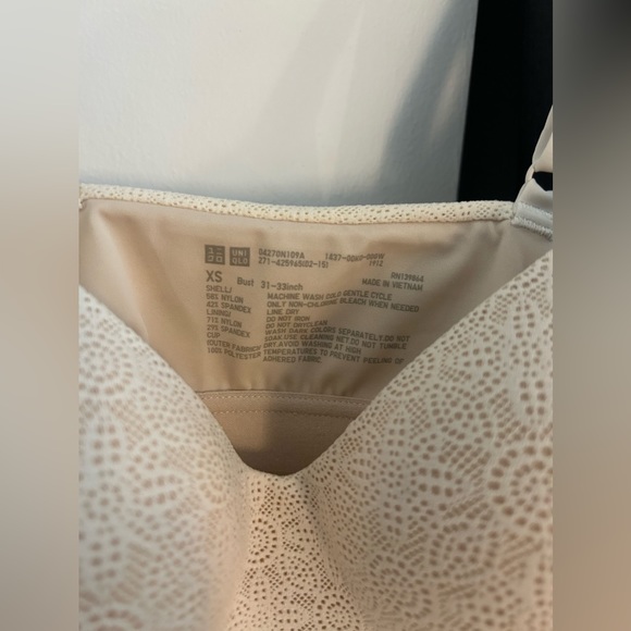Uniqlo women’s seamless V neck bra camisole (lace). Size xs, never worn. - Picture 2 of 6